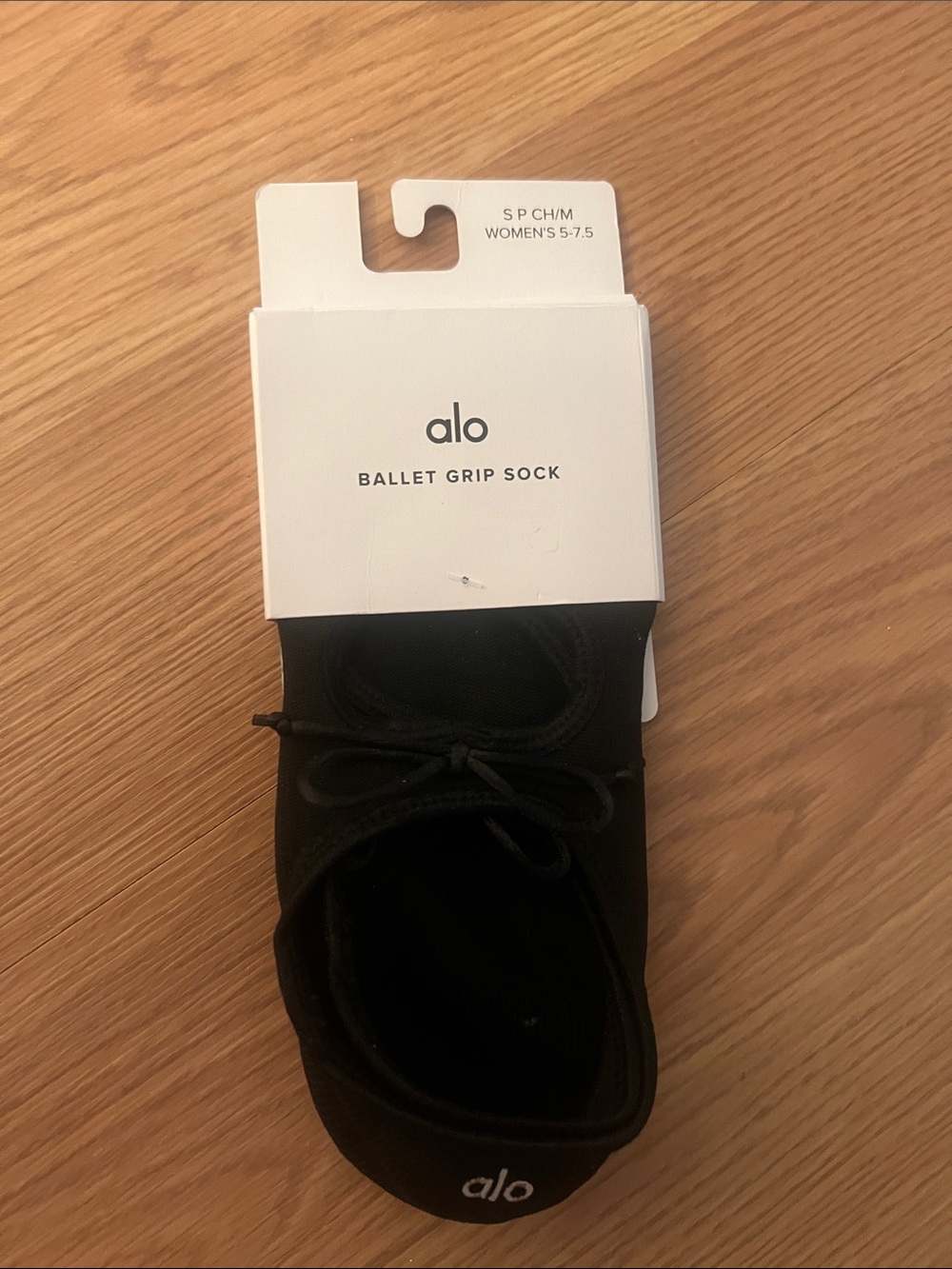 VIRAL🚨NWT ALO Yoga ballet grippy socks with bow🚨